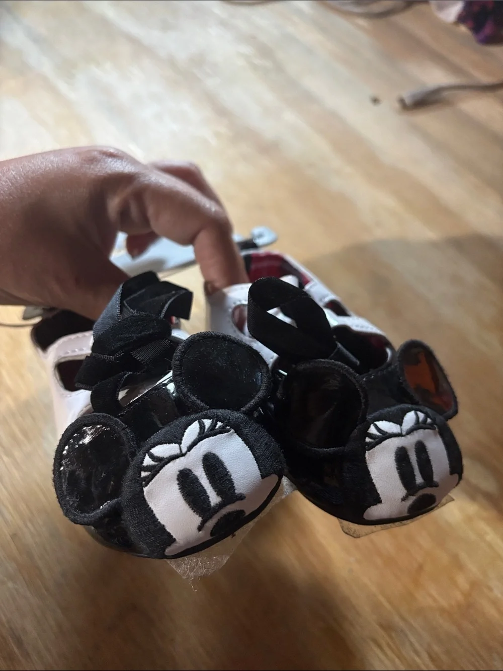 Disney Baby Minnie Mouse White and Black Crib Shoes size 6-12m